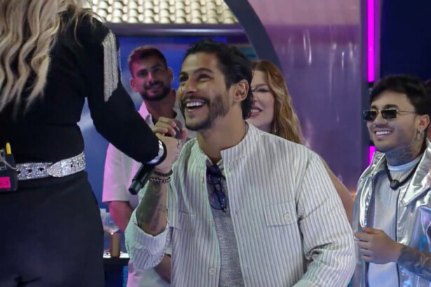 Paula Mattos oferece microfone para Shia na Festa de A Fazenda 17