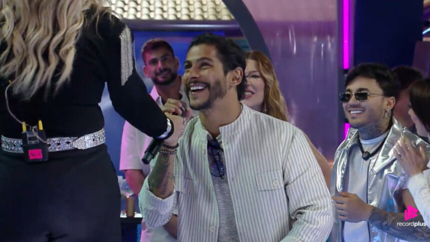 Paula Mattos oferece microfone para Shia na Festa de A Fazenda 17