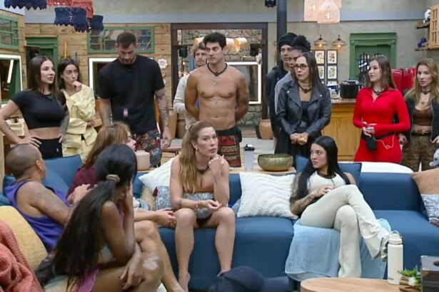 Peões na sala de A Fazenda 17 durante sorteio Prova do Fogo