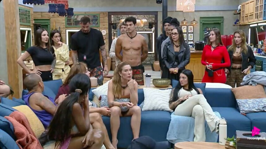 Peões na sala de A Fazenda 17 durante sorteio Prova do Fogo