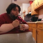 Thommy comendo uma lata de doce em cena de Quilos Mortais