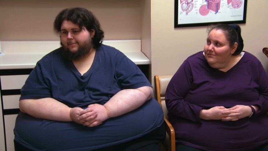 Thommy e sua namorada sentados em uma consulta com o Dr. Now