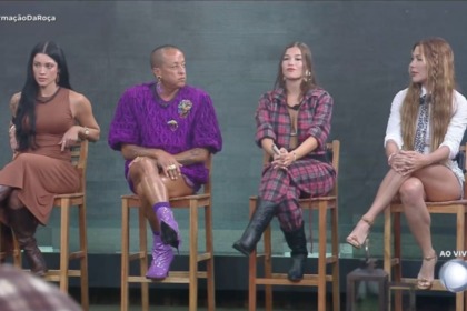 Rayane, Walério, Dudu e Renata sentados no banquinho da Roça em A Fazenda 17