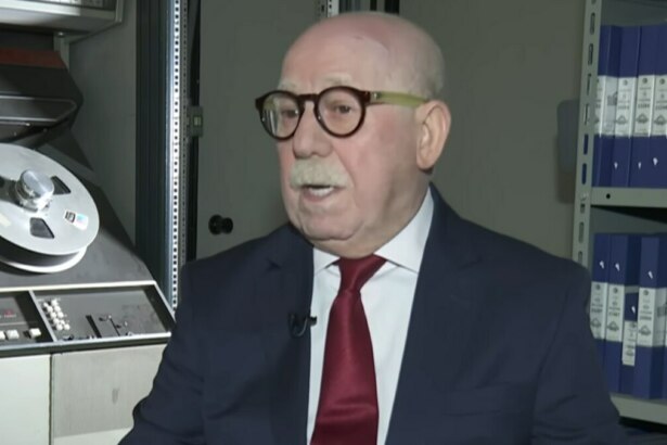 Renato Lombardi, apresentador do Balanço Geral, em sua estreia no quadro Arquivo Vivo.