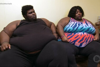 Carlton e Shantel sentados em sofá durante episódio de Quilos Mortais, usando roupas casuais e expressão séria