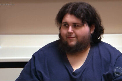 Tommy Johnson ainda obeso sentado na cadeira do consultório do Dr. Now em cena de Quilos Mortais