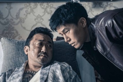 Dois homens em trecho do filme Spiritwalker – Identidade Perdida