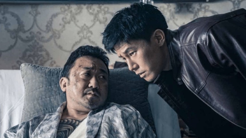 Dois homens em trecho do filme Spiritwalker – Identidade Perdida
