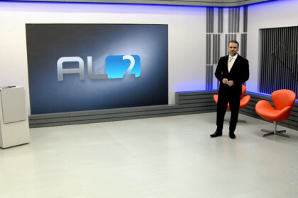 Felipe Toledo no centro do novo cenário da TV Gazeta Alagoas no AL2