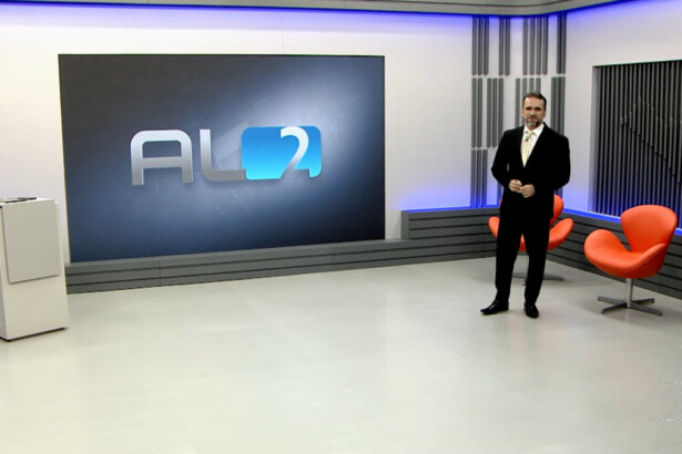 Felipe Toledo no centro do novo cenário da TV Gazeta Alagoas no AL2