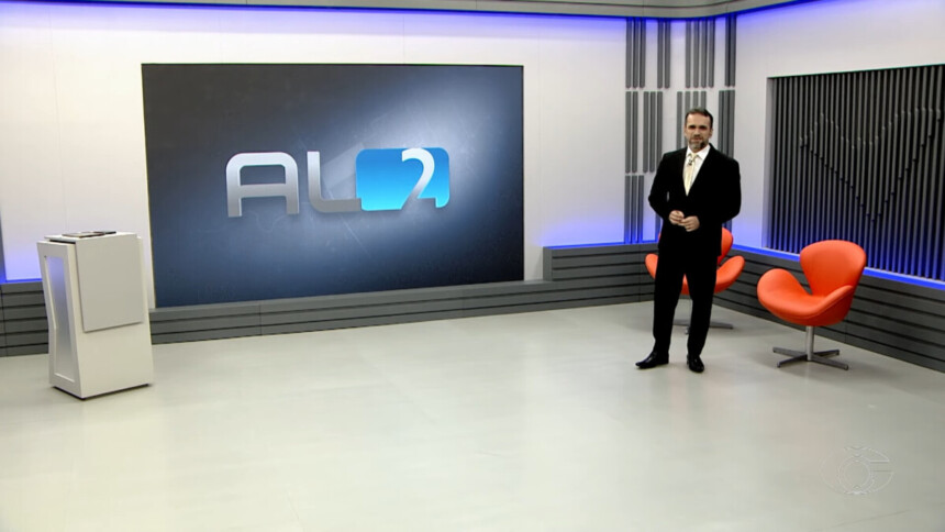 Felipe Toledo no centro do novo cenário da TV Gazeta Alagoas no AL2