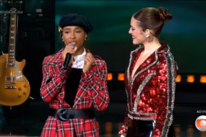 Talíz e Ana Clara, lado a lado no palco do Estrela da Casa, em trecho do terceiro festival