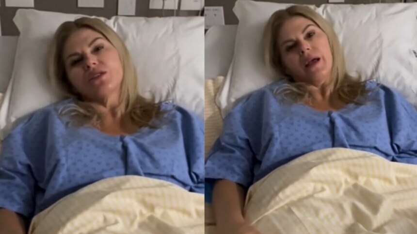 Montagem de duas fotos da socialite Val Marchiori, deitada em um leito de hospital, vestindo uma bata azul clara e olhando para a câmera.