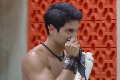 Will Guimarães sem camisa na sala de A Fazenda