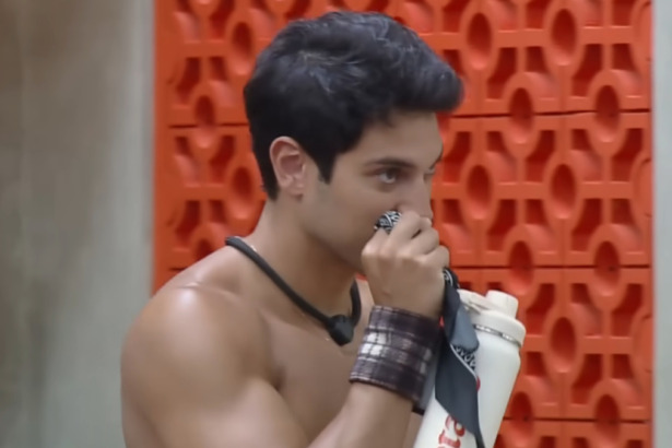 Will Guimarães sem camisa na sala de A Fazenda