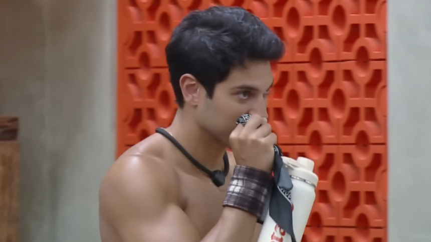 Will Guimarães sem camisa na sala de A Fazenda