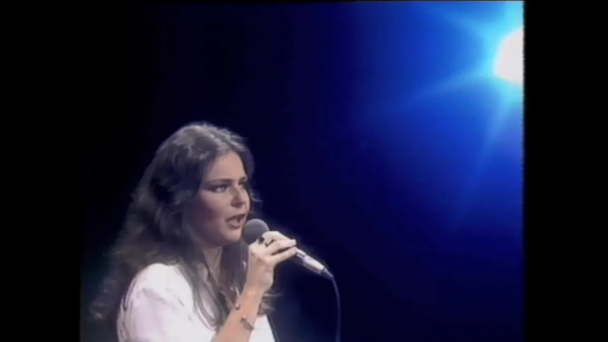 Angela Ro Ro cantando a luz de um palco