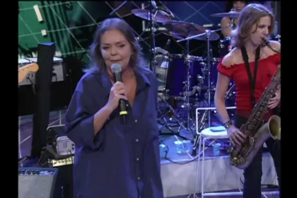Angela Ro Ro cantando no palco do Altas Horas