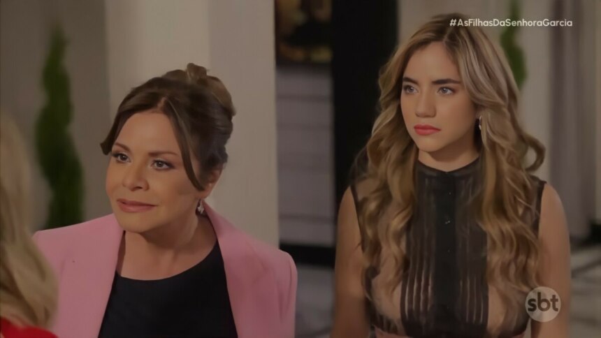 A personagem Ofélia Garcia, de blazer rosa, e sua filha, de preto e rosa, em cena da novela As Filhas da Senhora Garcia.