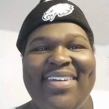 Carlton sorridente com gorro dos Eagles após o Quilos Mortais, em momento leve e descontraído