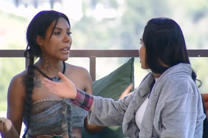 Carol abre os braços para Tàmires enquanto a briga rola solta em A Fazenda 17