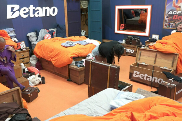 Carol Lekker arrumando as malas ao lado de Walério no quarto de A Fazenda 17