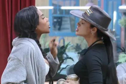 Carol coloca o dedo na cara de Rayane na cozinha de A Fazenda 17