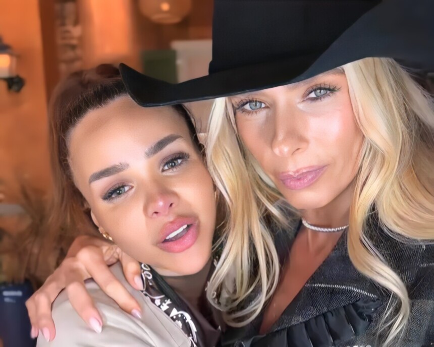Gabily com os olhos cheios de lágrimas ao lado de Adriane Galisteu no cenário de A Fazenda 17