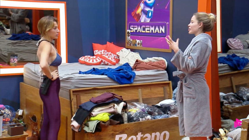 Maria olhando para Saory em pé no quarto de A Fazenda 17