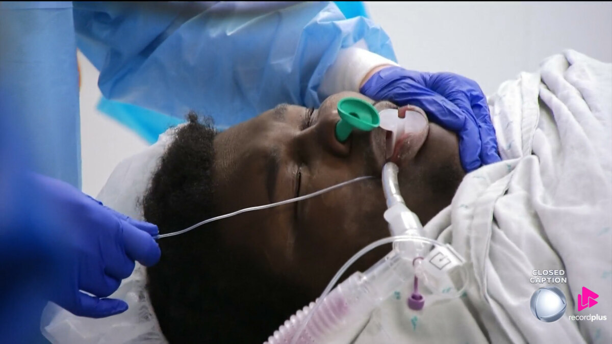 Carlton entubado em cirurgia no Quilos Mortais, recebendo cuidados intensivos em ambiente hospitalar