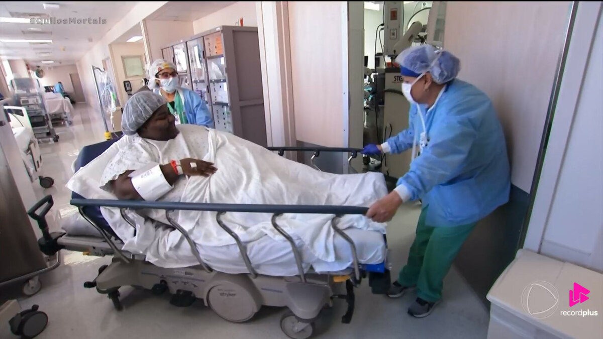 Shantel sendo levada para cirurgia no Quilos Mortais, em ambiente hospitalar com equipe médica e equipamentos clínicos.