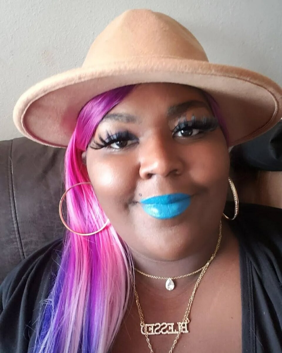 Shantel com cabelo multicolorido, maquiagem vibrante e acessórios marcantes após o Quilos Mortais, em momento de empoderamento.