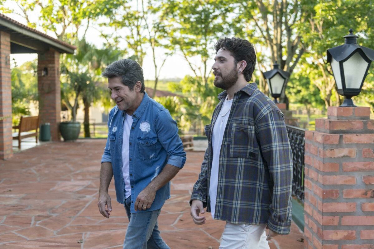 Daniel e Gustavo Mioto caminham pela fazenda do Viver sertanejo