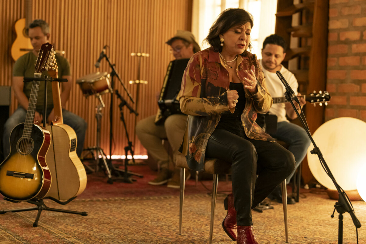 Roberta Miranda canta sentada no Viver Sertanejo