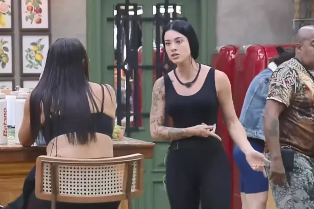 Rayane bate boca com Yoná e aponta para o chão de A Fazenda 17