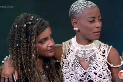 Camille Vitoria e Bea abraçadas e emocionadas no palco do Estrela da Casa, após eliminação
