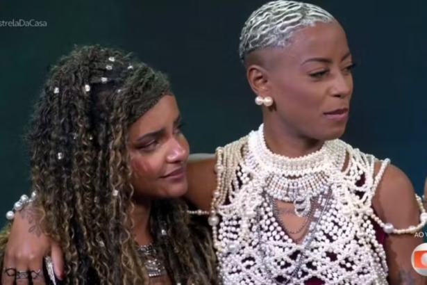 Camille Vitoria e Bea abraçadas e emocionadas no palco do Estrela da Casa, após eliminação