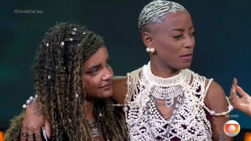 Camille Vitoria e Bea abraçadas e emocionadas no palco do Estrela da Casa, após eliminação