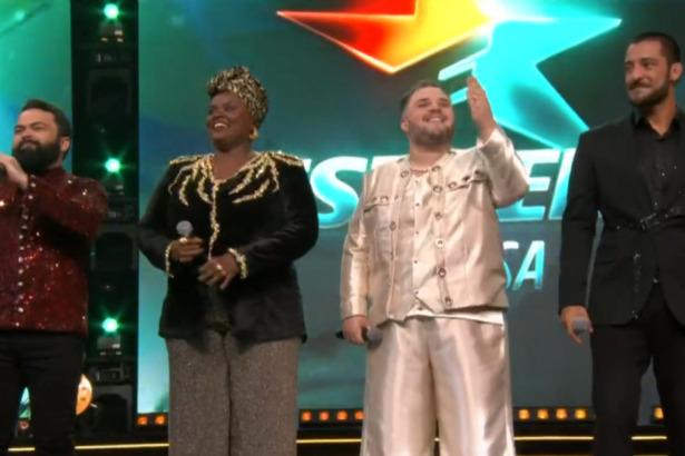 Daniel Sobral, Thainá Gonçalves, Hanii e Juceir Jr no palco do Estrela da Casa