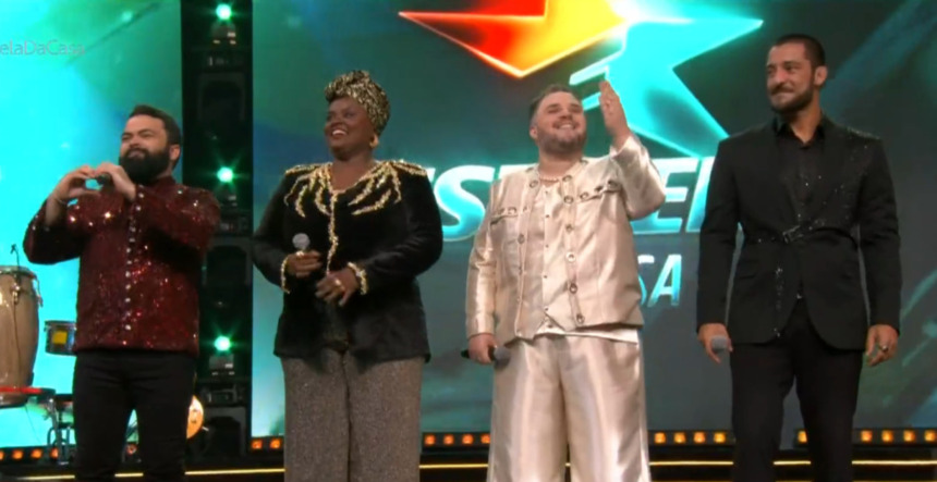 Daniel Sobral, Thainá Gonçalves, Hanii e Juceir Jr no palco do Estrela da Casa