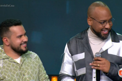Janício e Sudário lado lado a no palco do Festival do Estrela da Casa após eliminação
