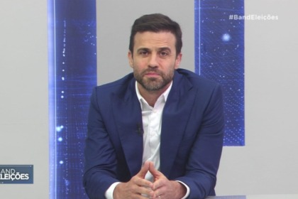 Pablo Marçal, usando terno, em trecho de participação no programa Band Eleições