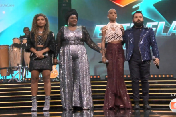 Participantes em frente ao palco após o sétimo Festival do Estrela da Casa