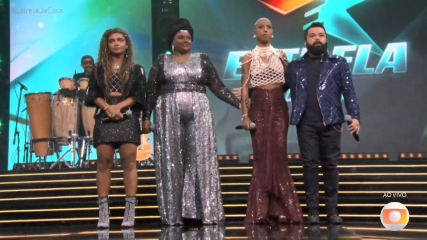 Participantes em frente ao palco após o sétimo Festival do Estrela da Casa