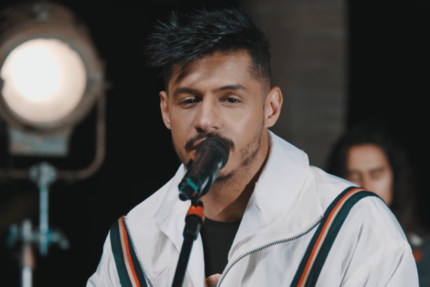Rapper Hungria cantando em trecho de clipe