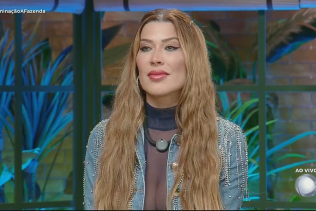 Renata Muller sentada no banquinho na noite de eliminação em A Fazenda