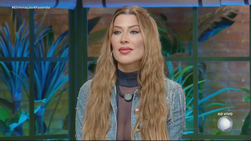 Renata Muller sentada no banquinho na noite de eliminação em A Fazenda