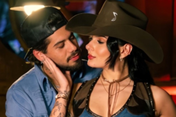 Zé Felipe e Ana Castela em foto posada, quase se beijando em clima de romance