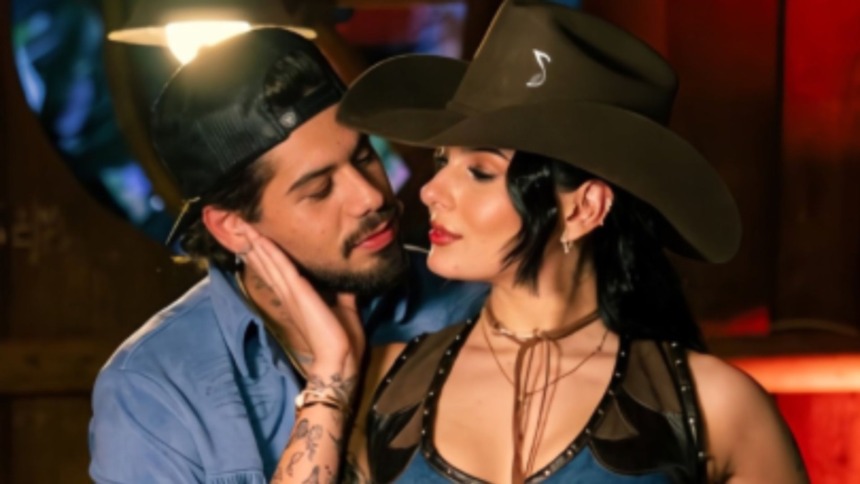 Zé Felipe e Ana Castela em foto posada, quase se beijando em clima de romance