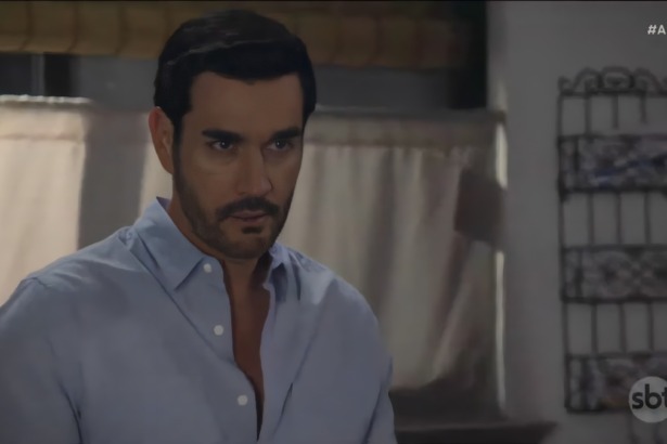 Fabián Bravo (David Zepeda) de camisa de botão aberta em cena de A.Mar